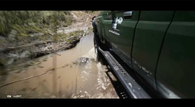 【写真・画像】世界一過酷なラリーで「看板吹っ飛ばした」 攻めすぎて“2枚連続で”の衝撃光景「凄まじい走り見せました！」生中継騒然　1枚目