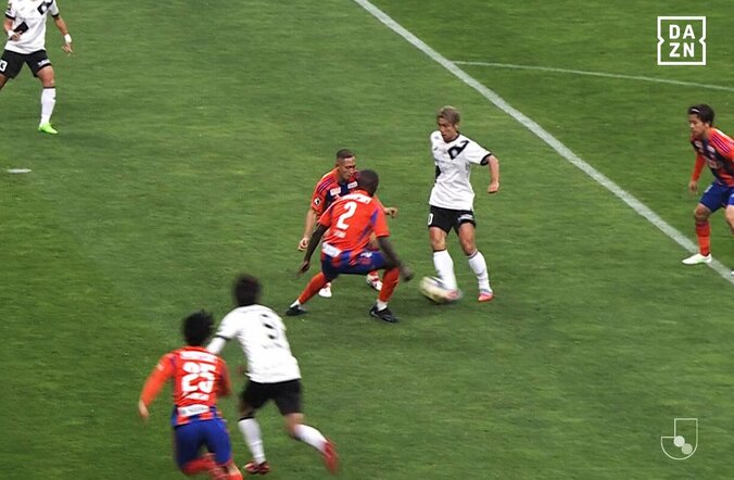 【写真・画像】「カード相当」肘が後頸部に直撃…「ジャンピングニードロップは駄目」エスパルスMFとヴェルディMFの危険な接触にファン騒然　1枚目