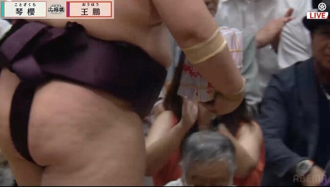 一体いくらよ?大関撃破で手にした「分厚すぎる」懸賞金