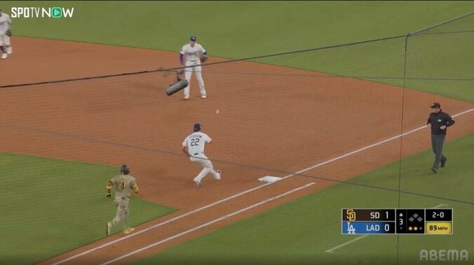 フリーマンが横っ飛び！ “魅せた”円熟の投内連携…首位攻防で光った「好守」、カーショーも“粋な合図”で称賛 2枚目