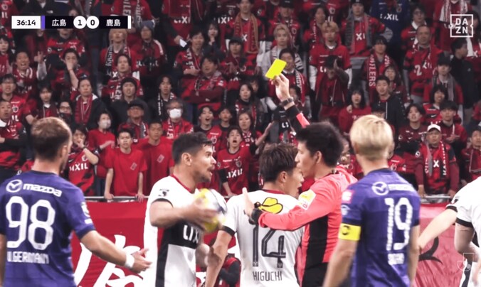 激昂！ 鹿島FWの“突き飛ばし暴挙”にスタジアム騒然…「レッドだろ」「なんてことするんだ」「しょうもないことするな」広島MFの遅延行為から一触即発になった一部始終 3枚目