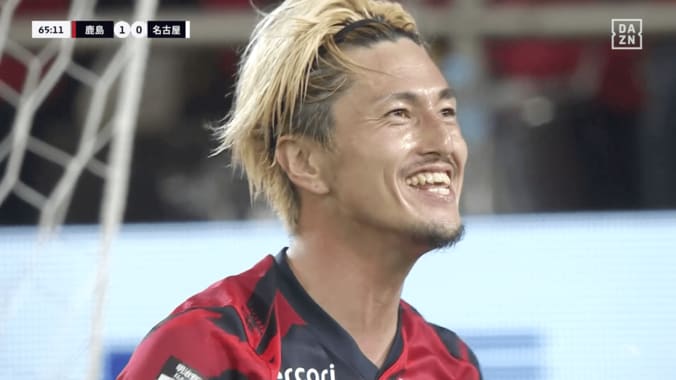 「バケモノやん！」元日本代表GKの“神すぎるワンハンドセーブ”が話題沸騰「シュミットそれ止めるかw」「絶対入ったと思った」鈴木優磨も絶句 3枚目