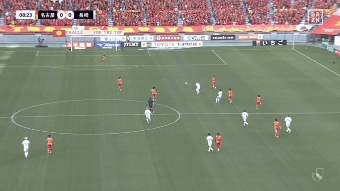 「なんじゃこりゃー！」長崎10番の“50m級ロングシュート”が「弾道いかつ」「ロベカルみたい」“悪魔の左足”にSNS騒然 3枚目