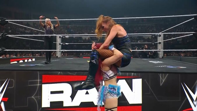 日本人女子スーパースターも“大の字” 場外でヒヤリの攻防「頭守った」咄嗟の受け身に反響も 2枚目