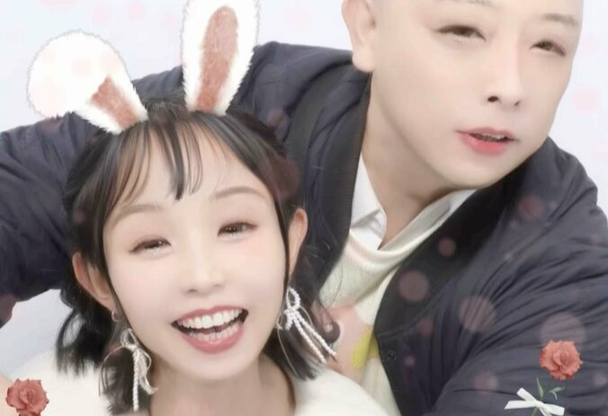 【写真・画像】ムブラウンみちお、人気芸人の妻と密着プリクラ撮影「エグいプリクラできとるがな」ナダルら爆笑　1枚目