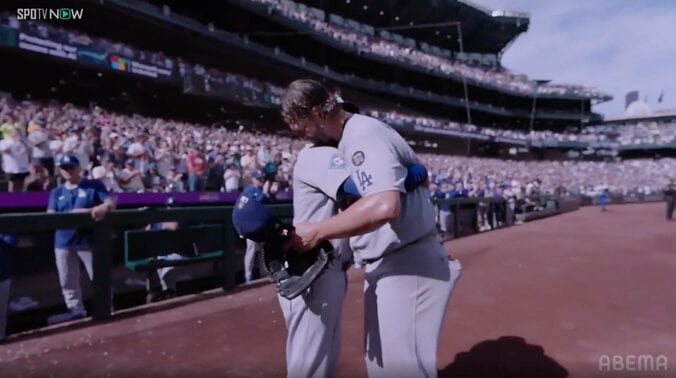 カーショーの降板で“粋な計らい” 途中交代のフリーマンがマウンドへ向かい労う「歴史に残るシーン」 サプライズ演出に「泣ける」 3枚目