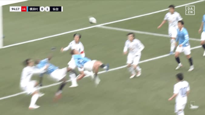 まさかの衝撃！Jリーグで“オーバーヘッド・ツインシュート”発生「リアル・キャプ翼だ」プレーもボールも“漫画”の奇跡的瞬間に「平成男児歓喜」 4枚目
