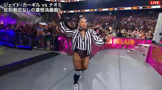 特別レフェリーを務めたビアンカ・ベレア