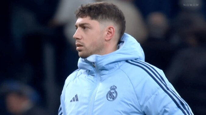 「なんちゅうパスだ！」バルベルデの“神アシスト”にファン衝撃「レベチ」「イカれてる」最強万能戦士が糸を引くボールでゴラッソ演出の瞬間「クロース級」 2枚目