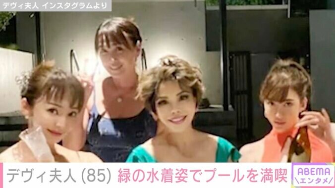 【写真・画像】“夫婦の水着姿が話題” 高橋英樹（81）、妻・美恵子さん（77）と顔を寄せ合う姿公開し「ラブラブデート＋家族でお散歩 ステキです」などの反響　1枚目