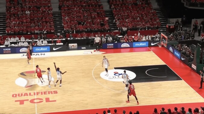 「なんじゃこりゃ！」バスケ日本代表、“残り０秒”で衝撃ロングシュート成功「ディープすぎる」超絶ブザービーターにアリーナ騒然 4枚目