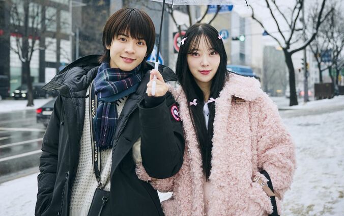 【写真・画像】夫婦の愛が深まる新婚旅行最終日、夫からの頭なでなで＆サプライズに妻・白間美瑠「ニヤニヤ止まらんわ…」『私たち結婚しました 5』　1枚目