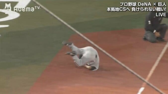 巨人村田、守り慣れた横浜スタジアムの三塁で好プレー！先発菅野もガッツポーズ 1枚目