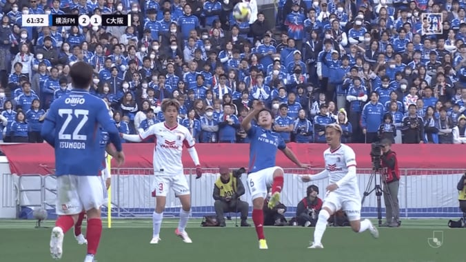 衝撃！“オーバーヘッドキック”の超絶アシストが「キャプ翼すぎる」「もう一回は厳しいだろうな笑」日本人MFの妙技にネット騒然 5枚目