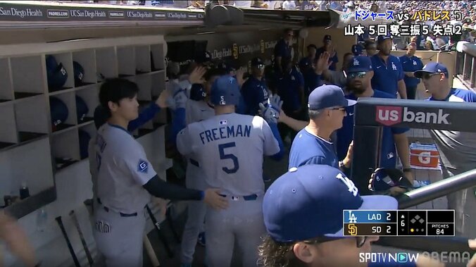 ド軍ベンチが蘇った！ フリーマンの“起死回生弾”で大谷＆由伸にカーショーも…笑顔で迎えた歓喜の瞬間 3枚目