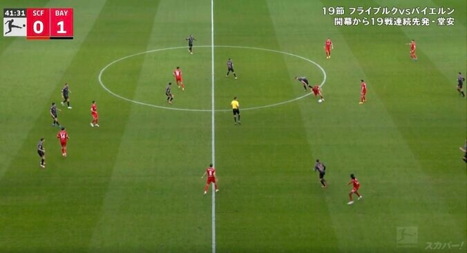 【写真・画像】スタジアム騒然！ 堂安律、鋭く落ちる“完璧クロス”→“神アシスト”炸裂の瞬間「エグいな」 バイエルン守備陣もドン引き…「いいボールすぎる」　1枚目