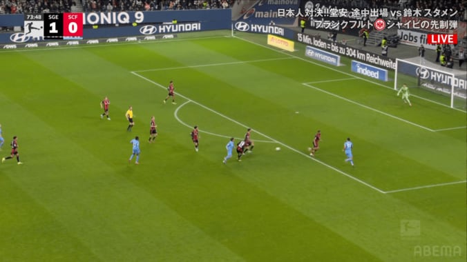 【写真・画像】「Jリーグなら退場かも…」超危険な“足裏タックル”で足首ぐにゃり…ドイツ伝統の一戦で物議ジャッジ「危なすぎる」「これでイエロー？」　1枚目