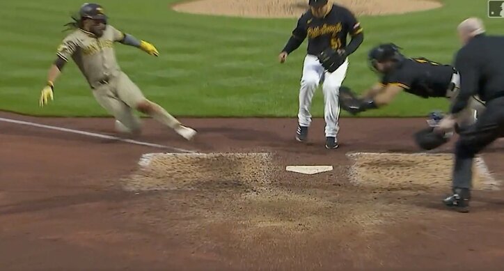 【写真・画像】なんだこれは…！？ 大谷翔平、高速ゴロに“野手ドン引き”「音もヤバい」「笑ってる」 瞬く間に打球が飛んでいく“爆速ファウル”「守りたくないw」　1枚目