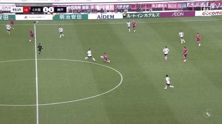 倒れ込みながらスルーパス