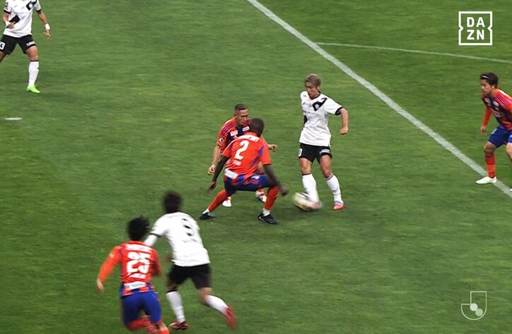 【写真・画像】「カード相当」肘が後頸部に直撃…「ジャンピングニードロップは駄目」エスパルスMFとヴェルディMFの危険な接触にファン騒然　1枚目