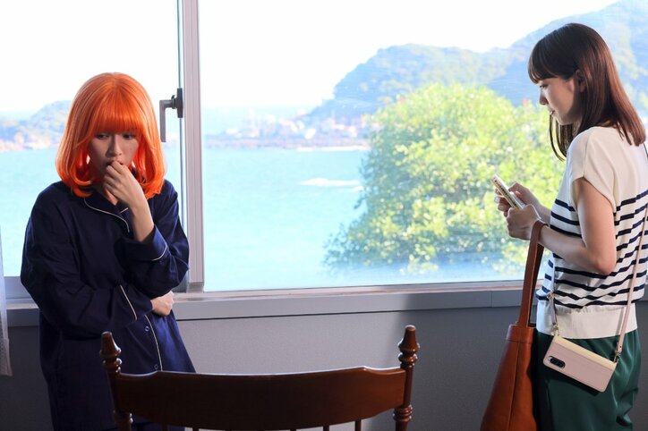 オレンジ髪の謎の女がサイン会を襲撃！人気作家が刺される衝撃の展開に反響「野島伸司脚本マジック」「まさかの展開」『何曜日に生まれたの』第8話