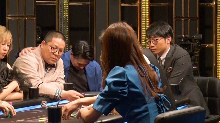 【映像】最強ポーカー美女の攻撃で人気芸人“悶絶”