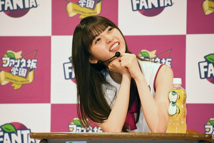 カズレーザー、斎藤飛鳥に「小顔すぎる!」 乃木坂メンバーが「変顔ボトル」に大はしゃぎ