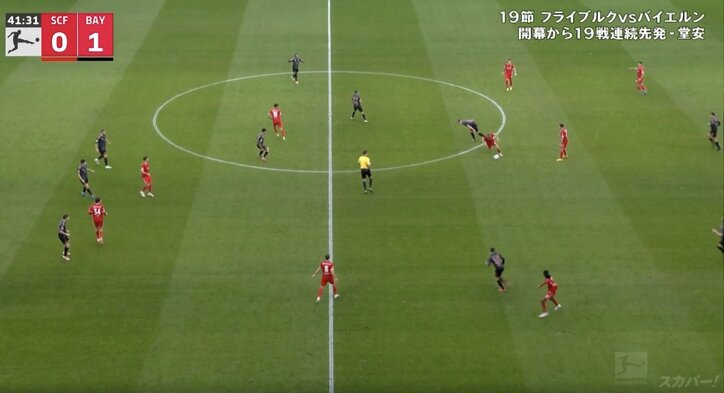 【写真・画像】スタジアム騒然！ 堂安律、鋭く落ちる“完璧クロス”→“神アシスト”炸裂の瞬間「エグいな」 バイエルン守備陣もドン引き…「いいボールすぎる」　1枚目