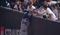 ベッツのグラブを…驚きは行為だけじゃなかった! ヤ軍ファンが見せた“戦慄”の表情「笑顔で犯行に」「まともな神経じゃない」批判止まず