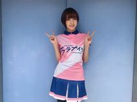 モデル雀士・岡田紗佳、ピンクのユニフォーム姿を公開し「何着ても似合う」「むちゃくちゃかわいくてビビりました」の声