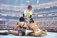 世界を騒がす日本人女子レスラー、“衝撃”のすっぴん顔が大バズり 宿敵と3人で…ファン垂涎の一枚