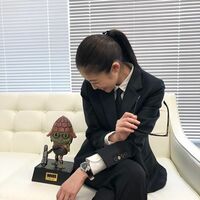今田美桜、ブラックスーツ姿での笑顔ショットを披露しファン称賛「めっちゃ可愛い」「スーツ姿も様になってますね」