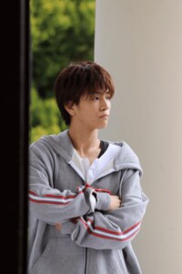 『崖ホテ』岩田剛典、真剣な眼差し姿にファン胸キュン「なにしてても絵になる」