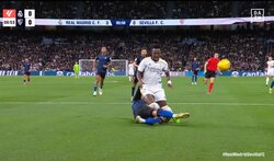 これぞ闘将セルヒオ・ラモス！ 必殺の“ロケットスライディング”を炸裂→元同僚ヴィニシウスを吹き飛ばした瞬間 古巣対戦で燃えた37歳に「さすがや」「ラモスって感じ」