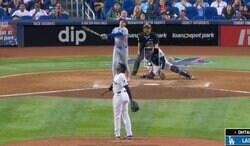 大谷翔平の49号特大弾に「キレた？」 相手捕手がイライラ… 右翼席最上段への“特大打球”に「あそこまで飛ばされたら…」