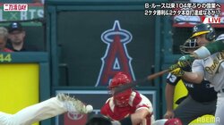 「20cmくらいバット届いてない」大谷翔平“曲がりすぎスライダー”で打者が見当違いの場所をフルスイング「バットとボールが離れすぎ」