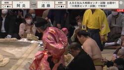 力士と接触し土俵下に落下する行司に館内どよめき…「行司さんも命がけ…」「無事で良かった」安堵の声も