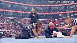 禁断の“レッドミスト”炸裂！「スローでもエグいな」中邑真輔の毒霧で米トップレスラー悶絶 「コーディ真っ赤ｗ」大ブーイングも反響続々で本人ニヤリ