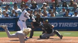 大谷翔平、痛烈三塁打で「珍光景」ボールボーイ2人の動きが…まさかのシンクロ 華麗な身のこなしがスゴイ