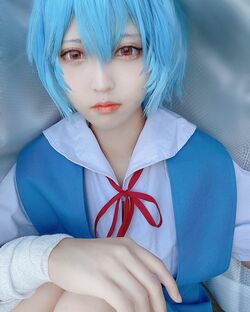 「完璧です」「本物だ！」コスプレイヤー・猫田あしゅ、「エヴァ」綾波レイそっくりのアンニュイショットに反響