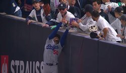 ベッツのグラブを…驚きは行為だけじゃなかった！ ヤ軍ファンが見せた“戦慄”の表情「笑顔で犯行に」「まともな神経じゃない」批判止まず