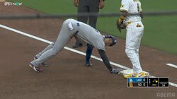 『持ってないよね！？』牽制球に“キョロ谷”化した大谷翔平がかわいい「わろてるアラエス」「翔平と仲いい」