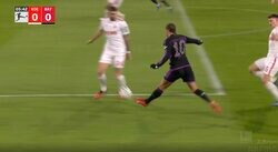 一体、何が起きた？ たった1人で相手守備陣を崩壊！ヒールターンで置き去り→“股抜き高速クロス”が炸裂した瞬間　バイエルンの10番・ザネの天才的プレーがエグすぎる