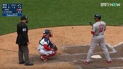 放送事故レベル！これは怖すぎる… “疑惑の判定”にブチギレ！審判をずっと睨み続けて威嚇する瞬間　ヘルメットとバットをぶん投げる「やべえ…」「そりゃキレるだろw」