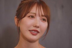 三上悠亜似の32歳美女、谷間あらわな大胆水着姿で意中の元オリンピック選手とデート「気持ちいいかも」