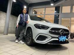  ダイアン・津田の妻、ベンツの車と並んだ夫の姿を公開「東京でいるー？」 