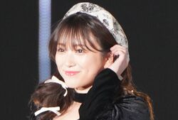 矢吹奈子、ミニワンピ＆胸元ざっくり衣装でランウェイ登場！『TGC』で“最高”のファンサービス届ける「なこめっちゃかわいい！」歓喜の声