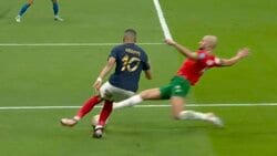 怪物・エムバペの高速ドリブルを止める強者が現れた 異次元スピードの圧倒的エースを封じ込めた高速スライディング