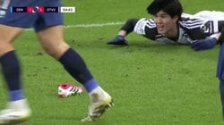 「これカードだろ」22歳日本代表FW、足踏まれ脱げたスパイクを蹴り飛ばされ…“怒り”アピールもノーファウル「蹴ったやつ誰」「態度悪いな」まさかの愚行にファン慷慨