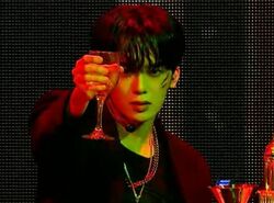 ワイングラスを片手で粉々に！「すげえええ」怒りを爆発させた圧巻パフォーマンスに会場騒然！審査員も衝撃「死ぬ気で臨んだ」